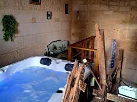 Gîte insolite dans un moulin à eau avec spa privatif, Hotel in Champagnac