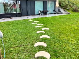 La Casa de Hierba - Casa de campo de diseño con jardín y wifi cerca de las playas de Llanes、リャネスのホテル