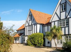 7 Sanctuary Court - sleeps 12 - Thorpeness - Aldeburgh Coastal Cottages - Close to the Beach, Golf and the Country Club, Hotel in Thorpeness