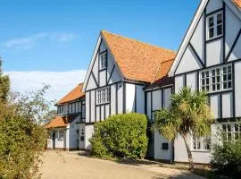 7 Sanctuary Court - sleeps 12 - Thorpeness - Aldeburgh Coastal Cottages - Close to the Beach, Golf and the Country Club
