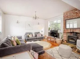 Stylish 3-Bed Home Close to Stansted Airport