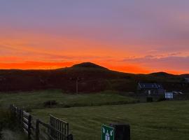 Dun Whiskine Sea facing 2 bedroom house, ξενοδοχείο σε Glendale