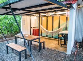 Kelana Nest Camper and Shed - Monkeys, Bats, AC, PetFriendly, BBQ, hótel í Subic Bay Intl
