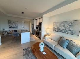 Bright warm & cozy 1 BR in North End Halifax, hótel í Halifax