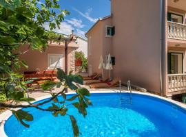 Ferienhaus Mit Balkon Und Terrasse Sowie Meerblick, hotel in Medići