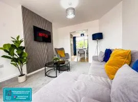 Modern 3 Bedroom Home, 6 beds, Free Parking, 500MBS, Netflix, Near Coventry City Centre & Hospital, Contractors, Families, Apple Air Play