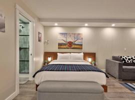 Stylish Studio for 4 with EV Charger, Summer Pool & Shuttle Access, hotel in The Woods