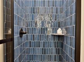 Modern Studio for 4 Near Killington with Fireplace, Summer Pool & EV Charger, hotel in The Woods