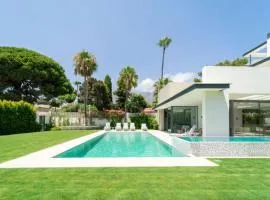 Ultra Luxury 5 Bedroom Retreat with Rooftop Solarium