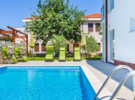 Villa Apartments Futura, hotel blizu znamenitosti Plaža Rova, Vantačići