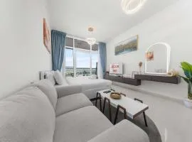 StayShort - Studio in Damac Hills Sleeps 2 with Balcony