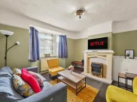 Large House with Parking and Garden - Sleeps 7