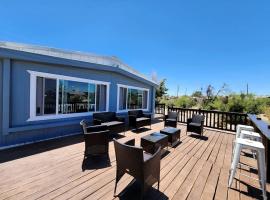 Modern Cabin with Arcade, Foosball Table and Fire Pit in Meadview, Arizona, Hotel in Meadview