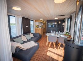 Wohlfühloase Hausboot Redwine Woma, hotel v destinaci Fürstenberg-Havel