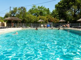 Camping maeva Escapades Le Hameau des Pins, hotel i La Crau