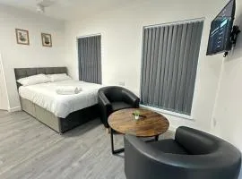 Train Station Spacious Apartments - Free Wifi, Netflix & Paid Parking Opposite
