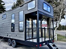Chic Tiny House with Lofted Interior Perfect for a Family Escape in Texas, hotel di Quitman