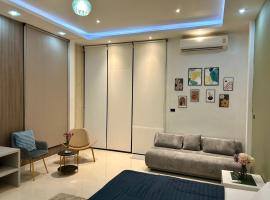 Ellie House Phuket Old Town, hotel in Ban Rangeng