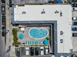 Clearwater Beach Suites #206 - Heated Pool - Steps to The Sand!