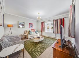 Nancy's 3 bedroom house near Heathrow Airport, hotell sihtkohas Hounslow