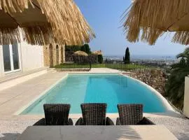 Large villa, 6 ensuite bedrooms, infinite pool and panoramic view