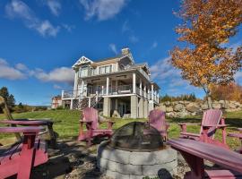 Condo 63: Bright Upper Floor with Terrace & BBQ, condo à Petite-Rivière-Saint-François