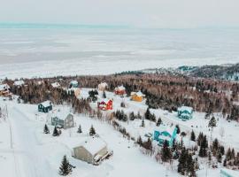 Condo 63: Bright Upper Floor with Terrace & BBQ, l&auml;genhet i Petite-Rivi&egrave;re-Saint-Fran&ccedil;ois