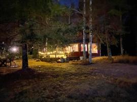 Cute cottage with sauna by the sea, hotell i Uleåborg (Oulu)