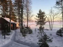 Metsäpirtti merenrannalla