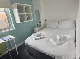 2 Budget En-Suite Rooms w Kitchen in Coventry