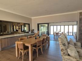 Highlands Retreat Lodge In Highland Gate Golf and Trout Estate 1135, hotel i Dullstroom