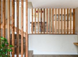 Modern Chatham home with garden retreat, hotel in Chatham