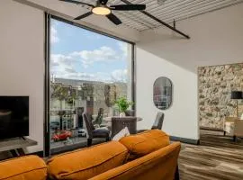 Modern City View 1BR Apartment with Office - free parking