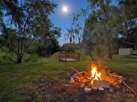 Forest Hideaway • Screened Porch • Grill, готель у місті Citra