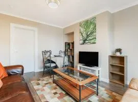 Free Parking - Central - Sleeps 6 - Great Location