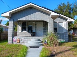 Hostel Tampa, near downtown, Ybor City, 15 minutes drive to airport, ξενώνας στην Τάμπα