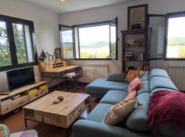 La Casa del Lago con vistas a las Monta&ntilde;as, chal&eacute; alpino em La Puebla de Castro