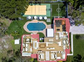 Luxury 6 Bedroom Home Private Pool, Gym, Sauna, Pickleball Court, hotel in Largo