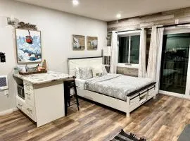 B103 Stylish Loon Mountain Studio Condo with Pool and Hot Tub