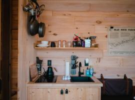 The Twig - Outdoor Shower, Deck, and Cozy Chimney โรงแรมในซิลวา