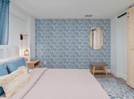 Cocoa Hideaway with Air Hockey, Darts and Beach Gear, hôtel à Cocoa