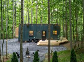 The Evergreen - Serene, Romantic Getaway, Outdoor Shower, and Hiking, hotell sihtkohas Sylva