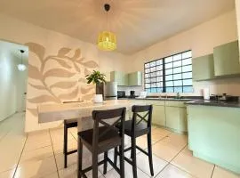 Bright, Stylish, and Secure Apt - Sleeps 4 w-Parking