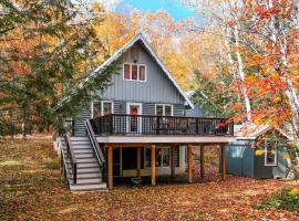 Sebago Lake Family Escape - sandy beach - swim - hike - ski, hotel i North Sebago