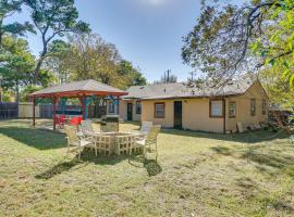 4 Mi to Southlake Town Sq Peaceful Gated Retreat!，位于Keller的酒店