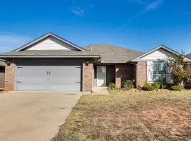 4 Mi to OU Campus and Stadium! Suburban Norman Home
