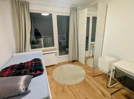 kleines zentrales Gästezimmer mit Balkon & Blick über die Skyline