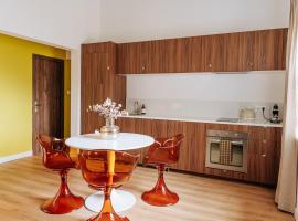 Appartement centre village Tavel, hotel in Tavel