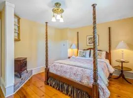 Guest Room 1843 Hot Tub Heart of Old Town NOTL for 2 Guests