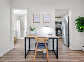 Charming Bremerton Cottage, hotel v destinaci Bremerton